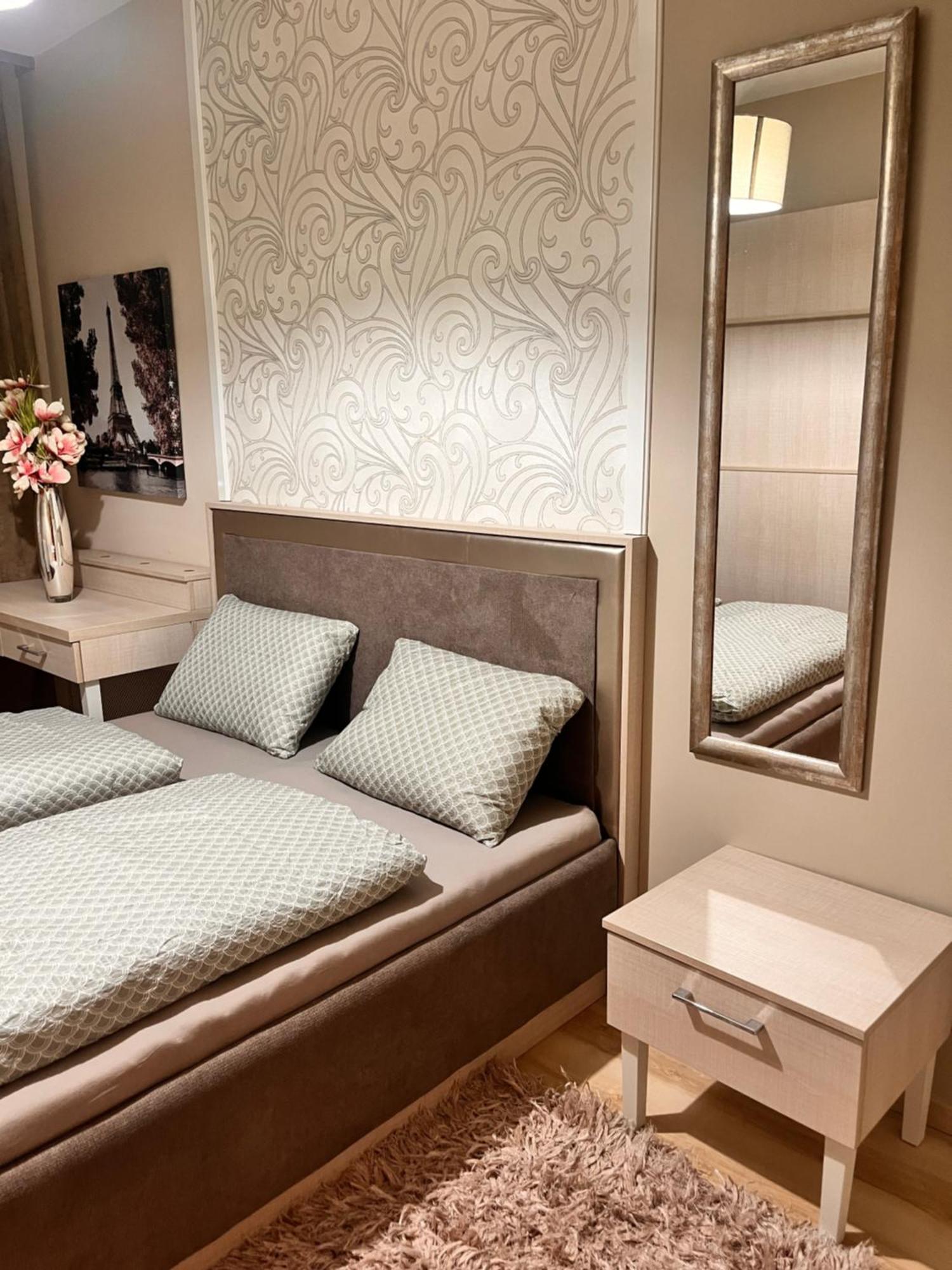 Ultra Sale - Alberto's - Book Now Apartment